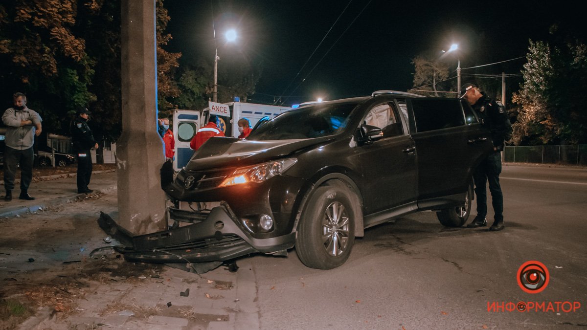 В Днепре на Набережной Победы Toyota влетела в столб: двое пострадавших