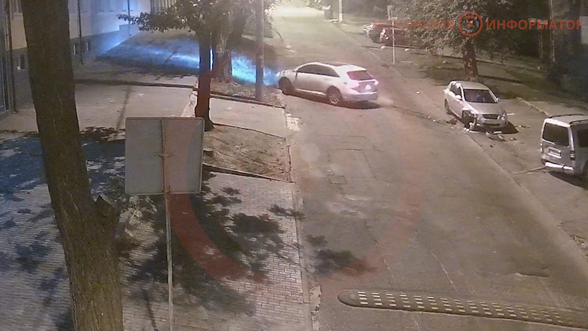 В центре Днепра случилось тройное ДТП с двумя припаркованными автомобилями: видео момента