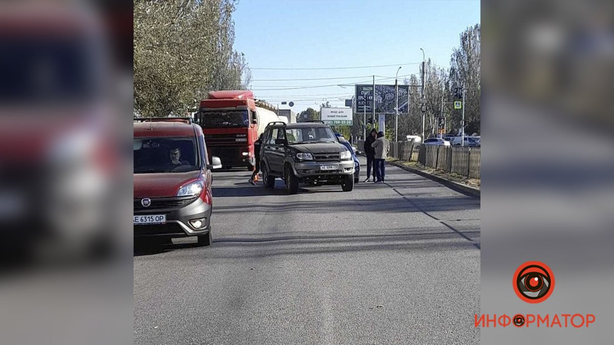 В Днепре на Донецком Шоссе столкнулись Lanos и УАЗ Патриот: нужна помощь свидетелей