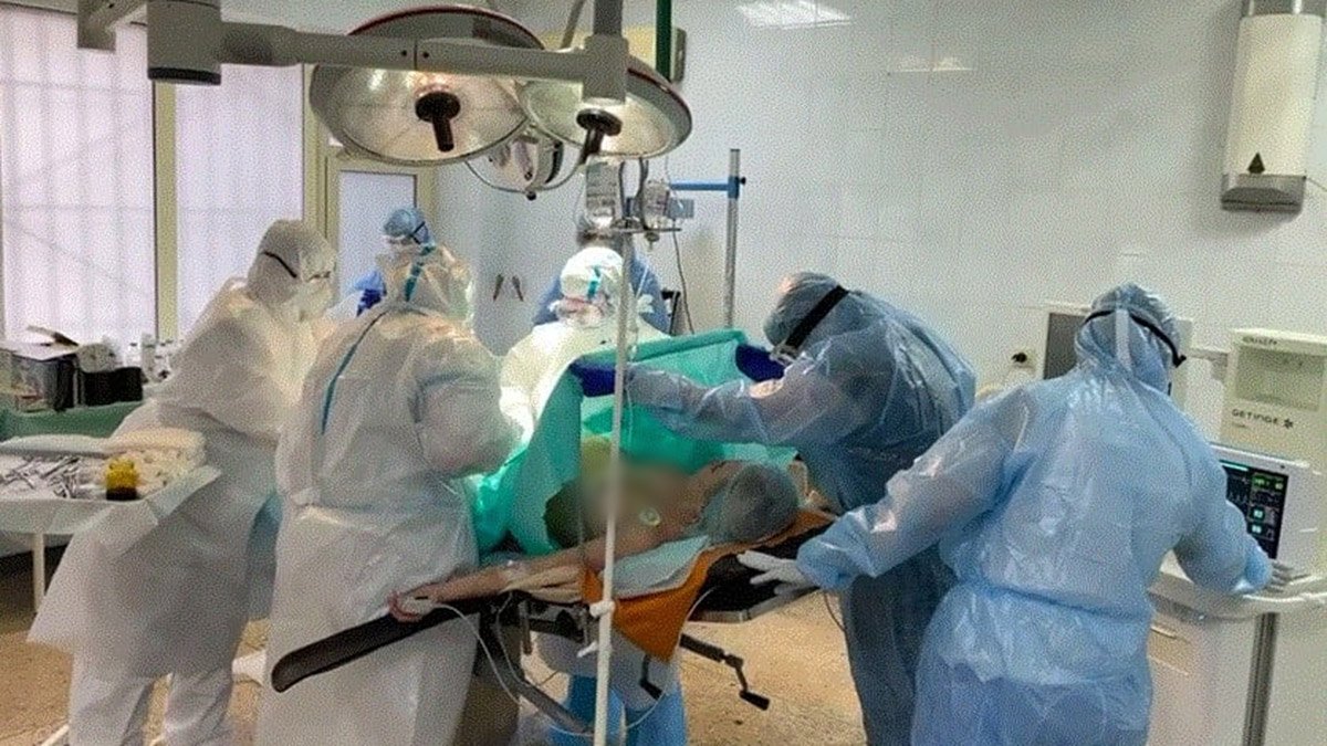 Провели виртуозную операцию: в больнице Мечникова помогли родить женщине с коронавирусом