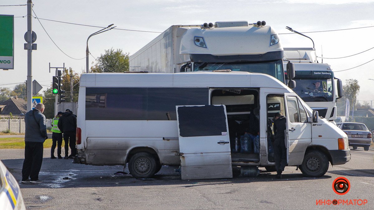 В Днепре на Полтавском шоссе возле «ОККО» столкнулись фура и Volkswagen: видео момента
