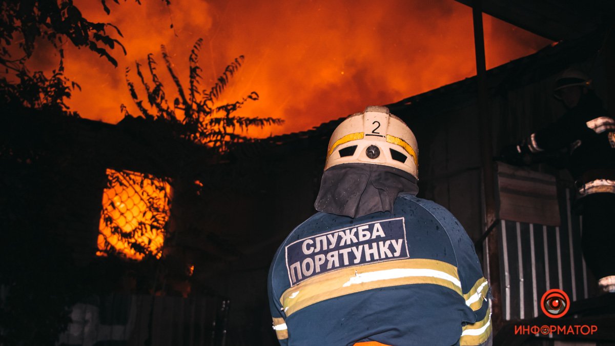 В Днепре на Литейной горит частный дом: спасатели борются с огнем больше часа
