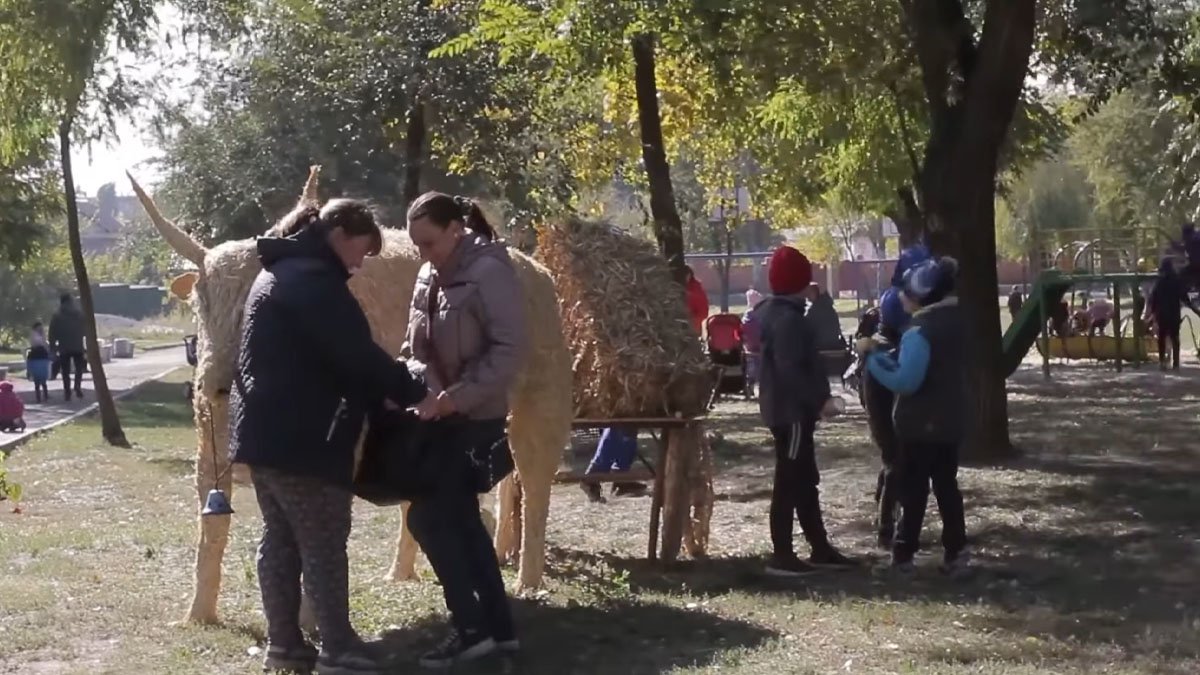 В Днепре в Амурском парке две женщины украли тыкву на городском празднике: видео момента