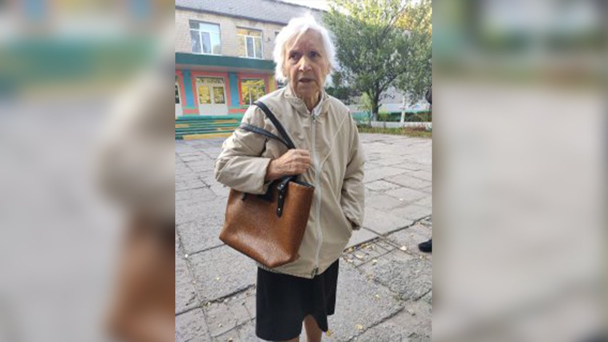 В больницу Каменского доставили пожилую женщину, которая ничего не помнит: помогите найти родственников