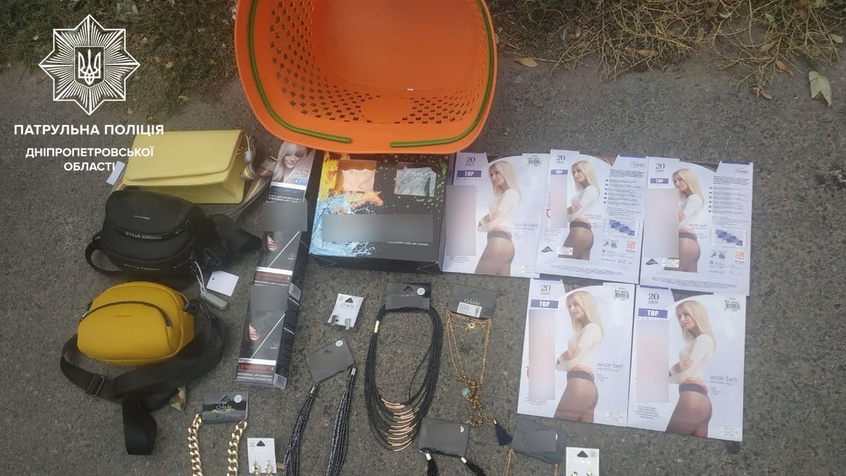 "Прибарахлилась": в Днепре на Рабочей женщина украла колготок, сумочек и бижутерии на 1200 гривен