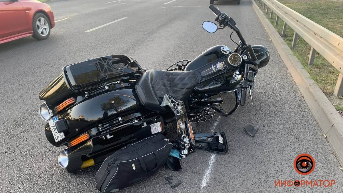 В Днепре на Набережной Заводской мотоциклист врезался в ограждение и погиб: двухколесный проехал без водителя ещё сто метров
