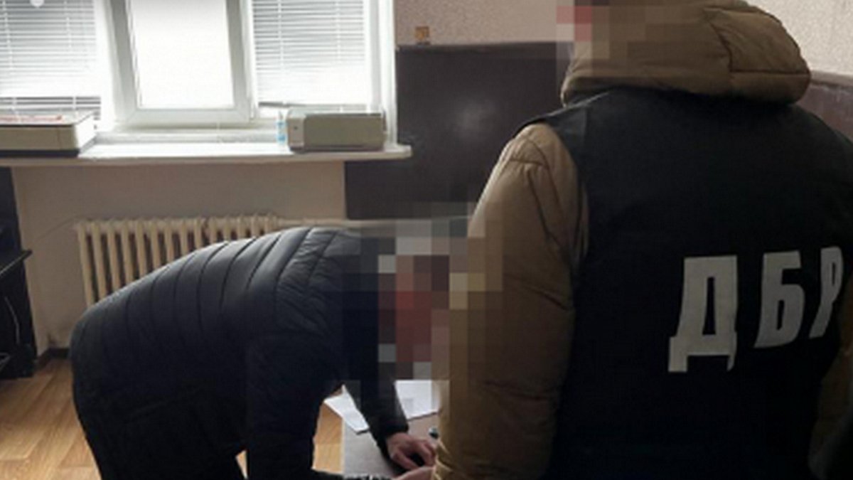 Надели на голову пакет, угрожали расправой и требовали взятку: в Днепропетровской области пятеро полицейских "выбивали" деньги