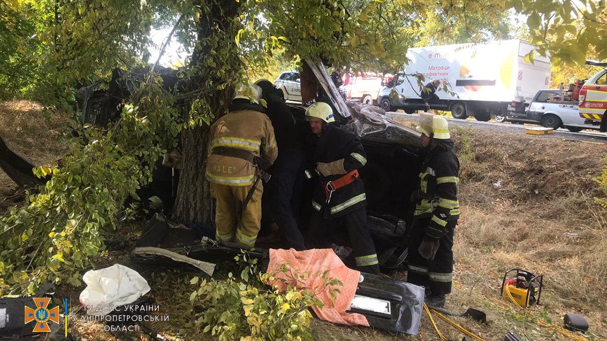 На трассе Днепр – Никополь Skoda врезалась в дерево: водитель погиб, пострадавших зажало в салоне