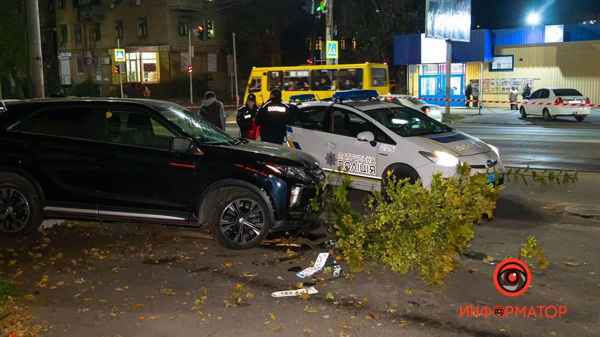 В Днепре на Калиновой Mitsubishi скрывался от полиции и врезался в Renault на тротуаре