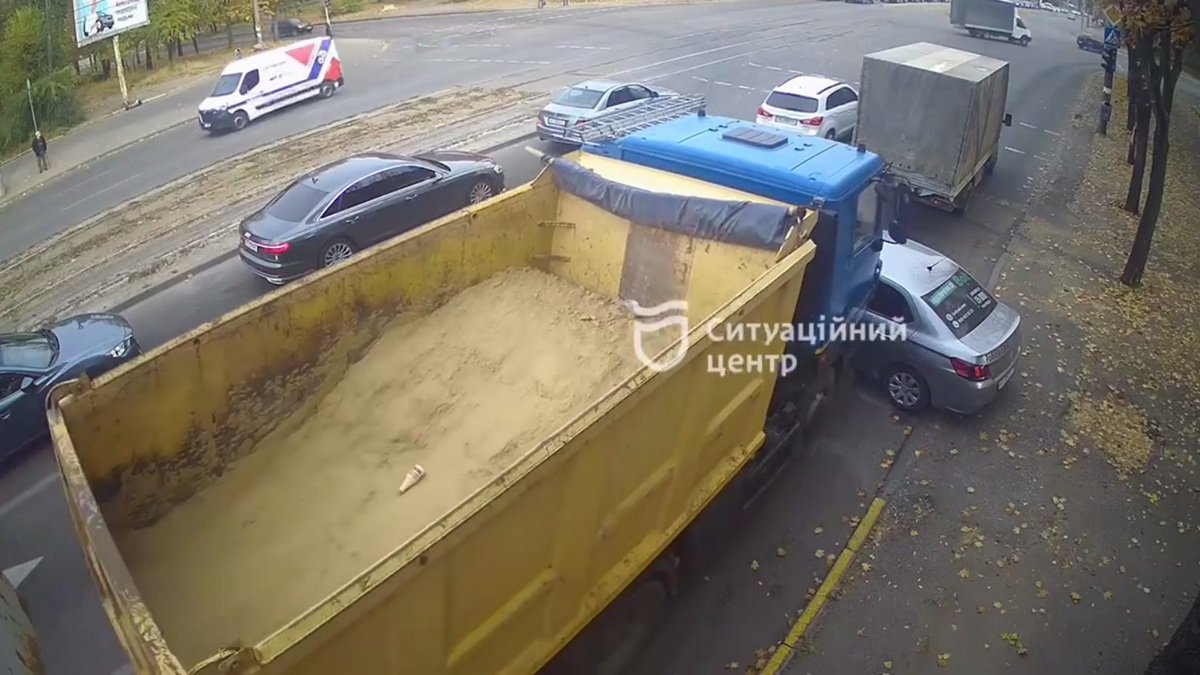 В Днепре на Богдана Хмельницкого столкнулись такси Bolt и грузовик: видео момента