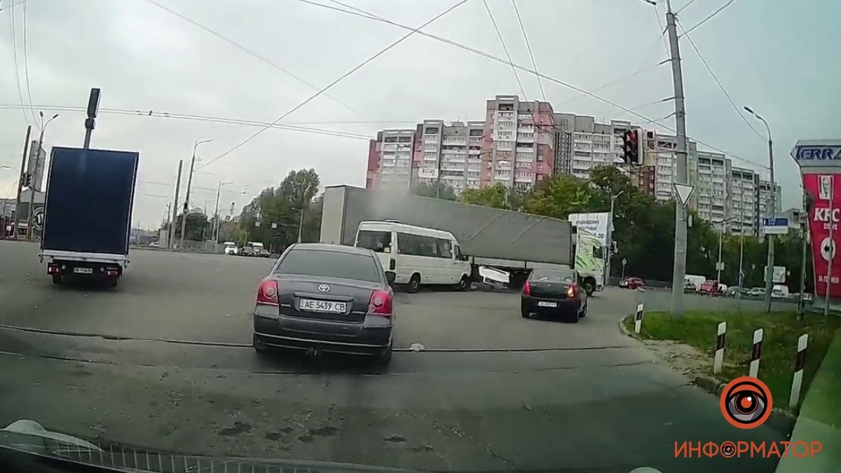 В Днепре на Запорожском шоссе столкнулись фура и маршрутка №20: видео момента ДТП