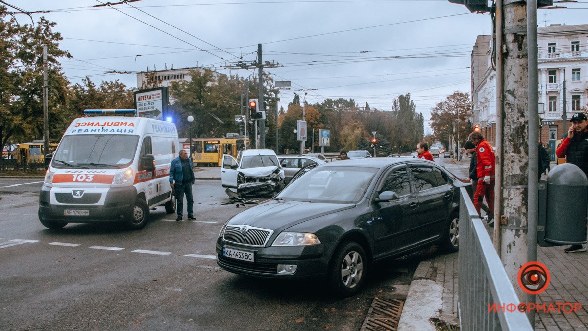 В Днепре на проспекте Яворницкого столкнулись Renault и Skoda: есть пострадавший