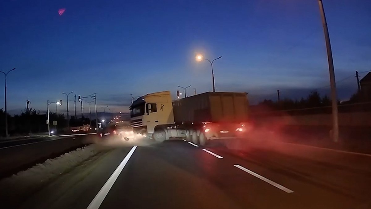 В Подгородном фура снесла легковой автомобиль и он слетел с дороги: видео