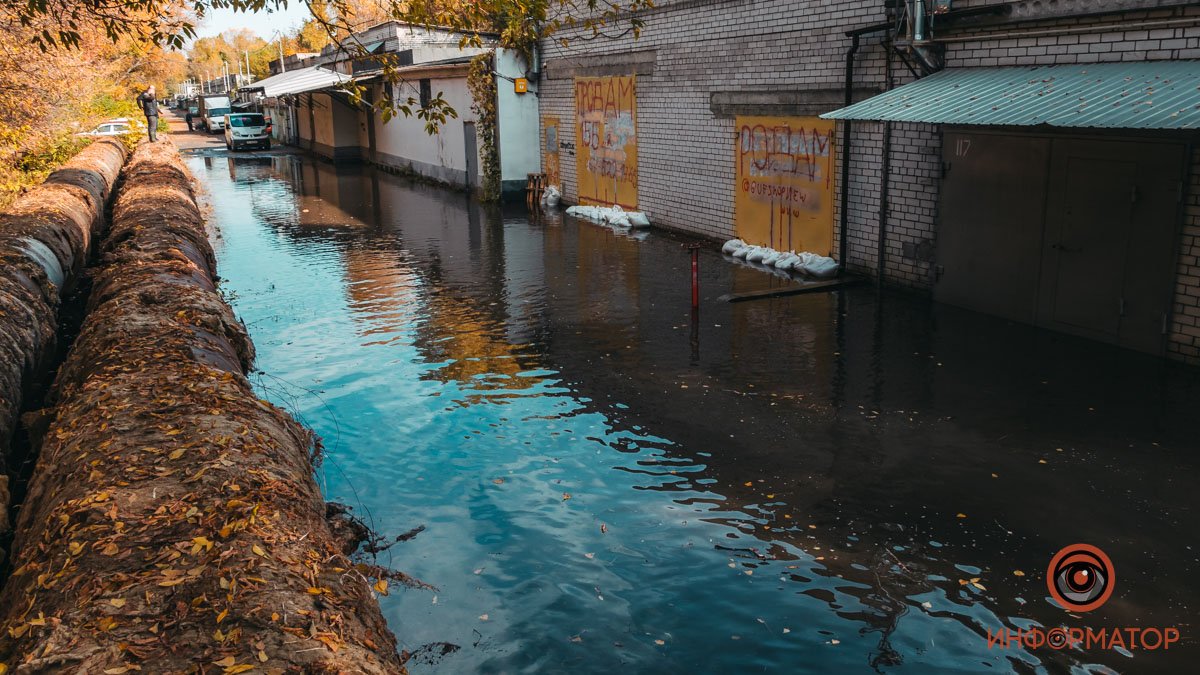 В Днепре на Каруны вода залила гаражи: люди за свои деньги арендовали спецтехнику
