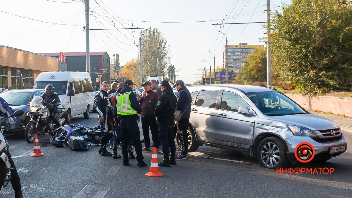 На Калиновой столкнулись Honda и мотоцикл: пострадал мужчина