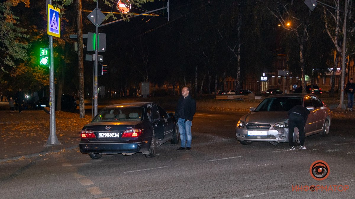 В Днепре на проспекте Поля столкнулись Nissan и Subaru: видео момента