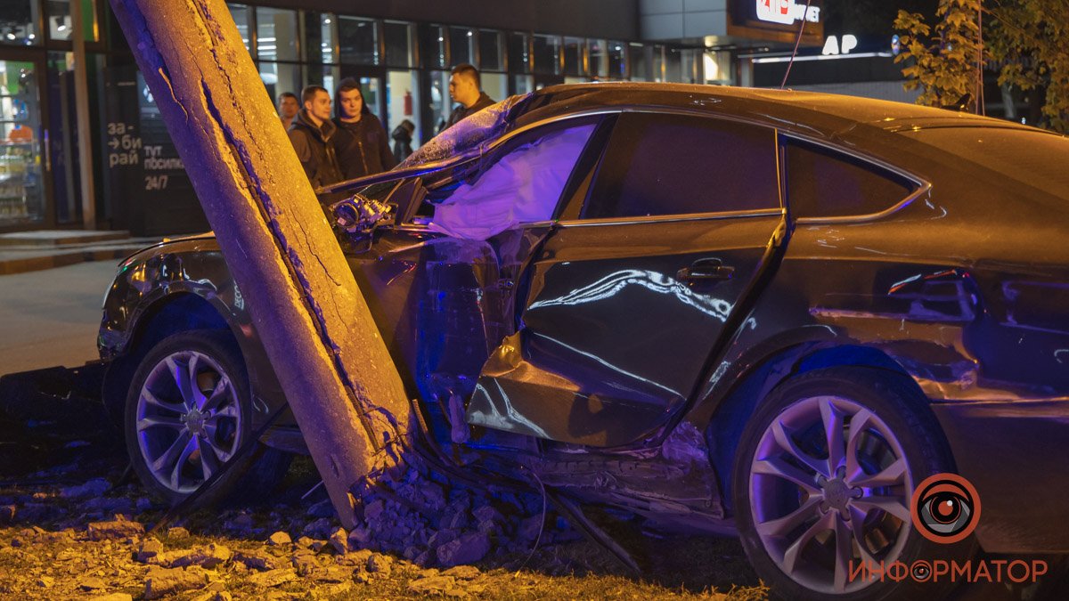 В Днепре на Набережной Победы Audi снес столб: видео момента