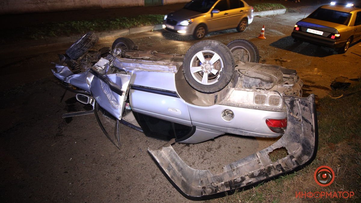 В Днепре на Большой Диевской Opel врезался в бордюр и перевернулся: пострадали двое мужчин
