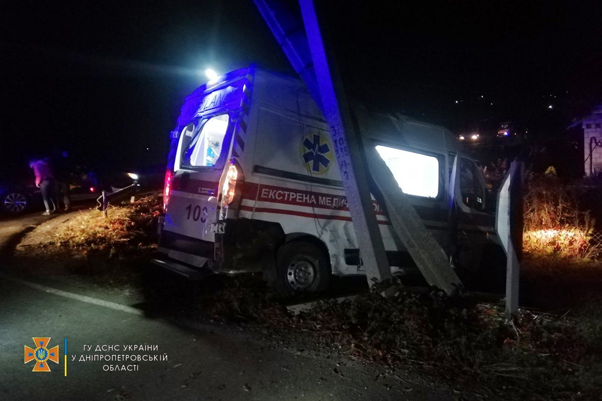 В Каменском районе столкнулись Volkswagen и скорая: 6 пострадавших