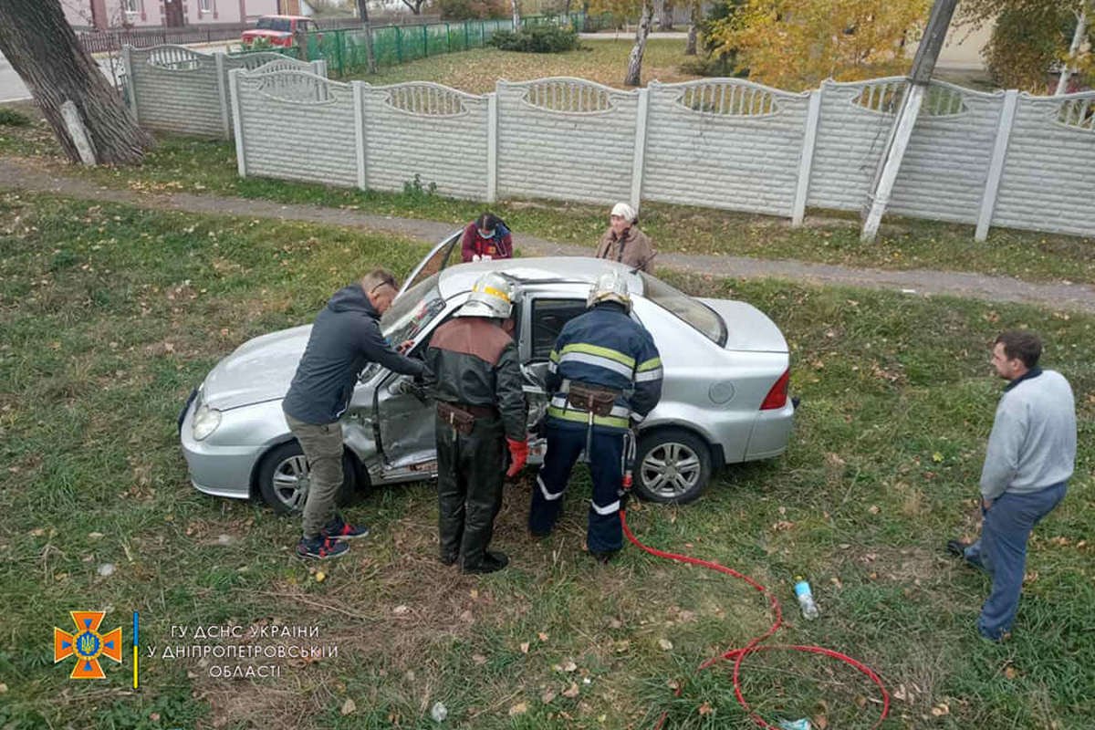 В Днепропетровской области столкнулись ВАЗ и Geely: водителя Geely зажало в машине