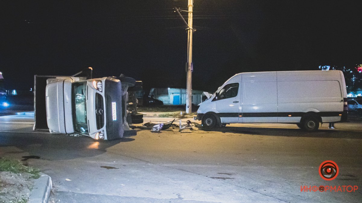 В Днепре на Березинской грузовик столкнулся со Sprinter и перевернулся: пострадали мужчина и женщина