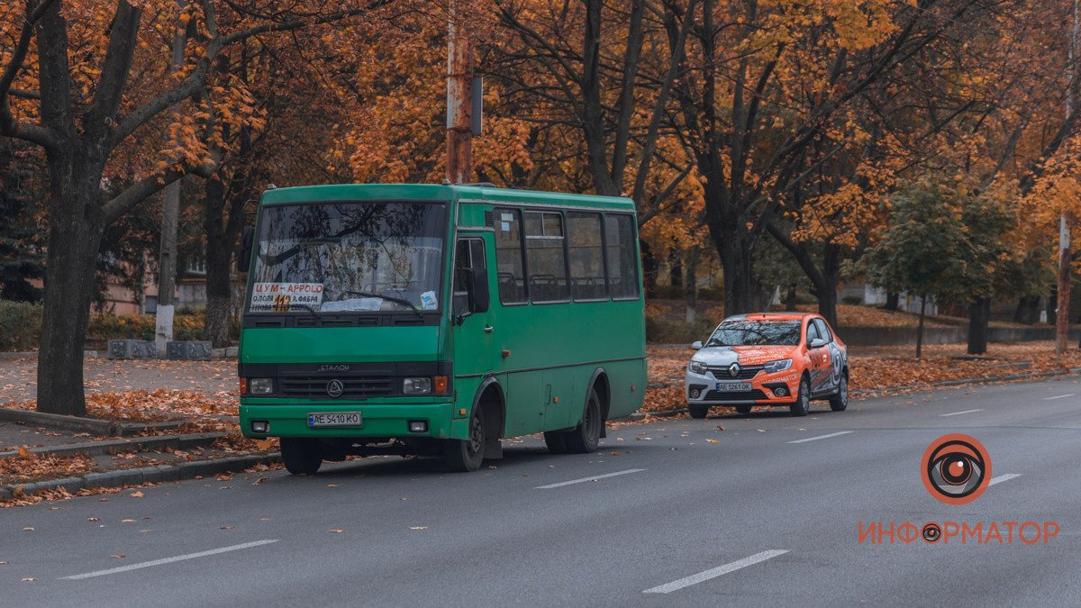В Днепре на проспекте Поля водителю автобуса №113 стало плохо во время движения: мужчину госпитализировали