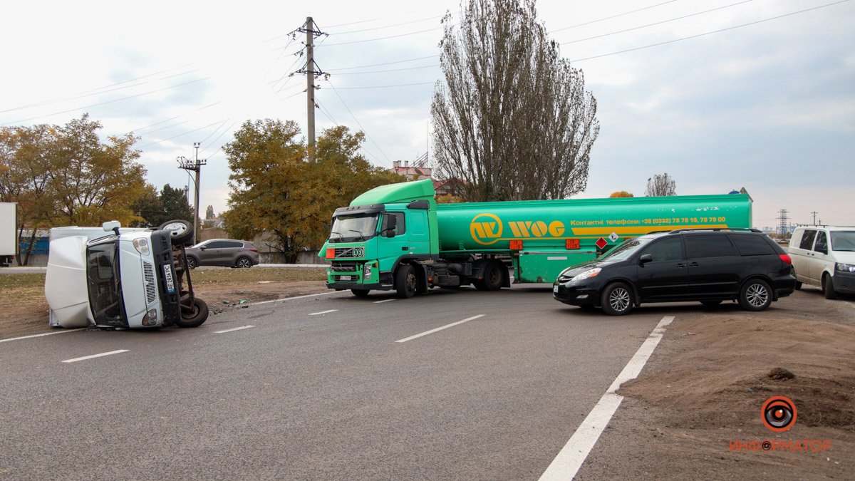 В Днепре на Донецком Шоссе ГАЗель столкнулась с бензовозом и перевернулась: проезд затруднен