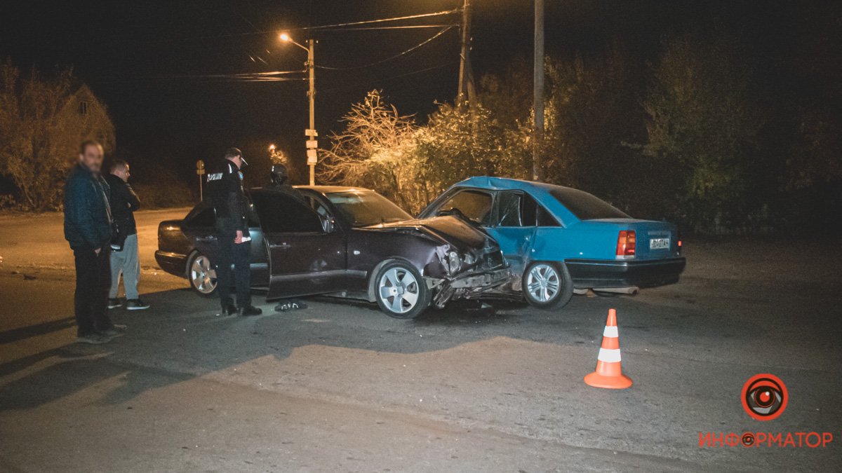 В Днепре на Воронежской столкнулись Opel и Mercedes: мужчину увезла скорая