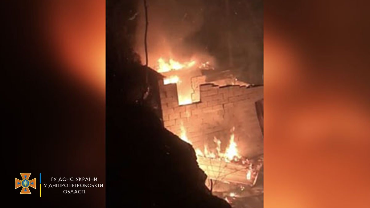 В Днепре горел дачный дом: с огнем боролись больше трех часов