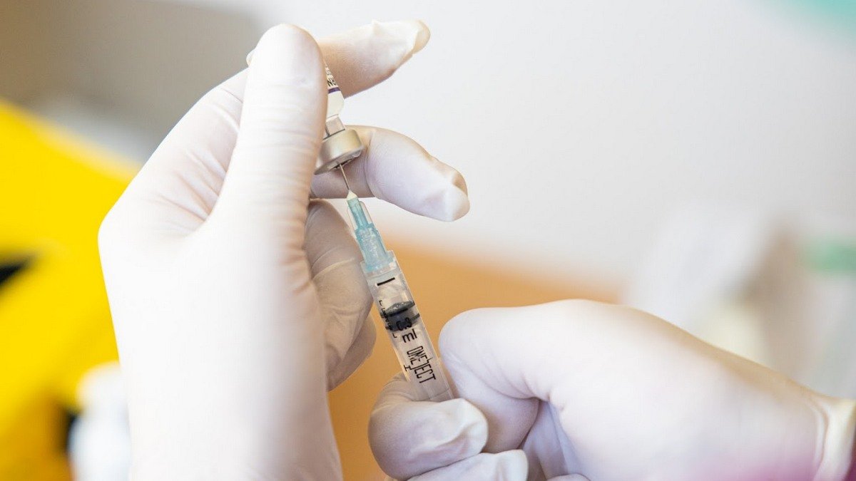 В Днепре будут прививать вакцинами Pfizer, CoronaVac и Astrazeneca: где и когда