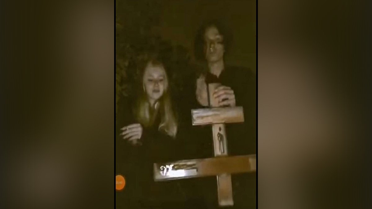В Кривом Роге подростки вырвали крест на кладбище для Instagram: видео