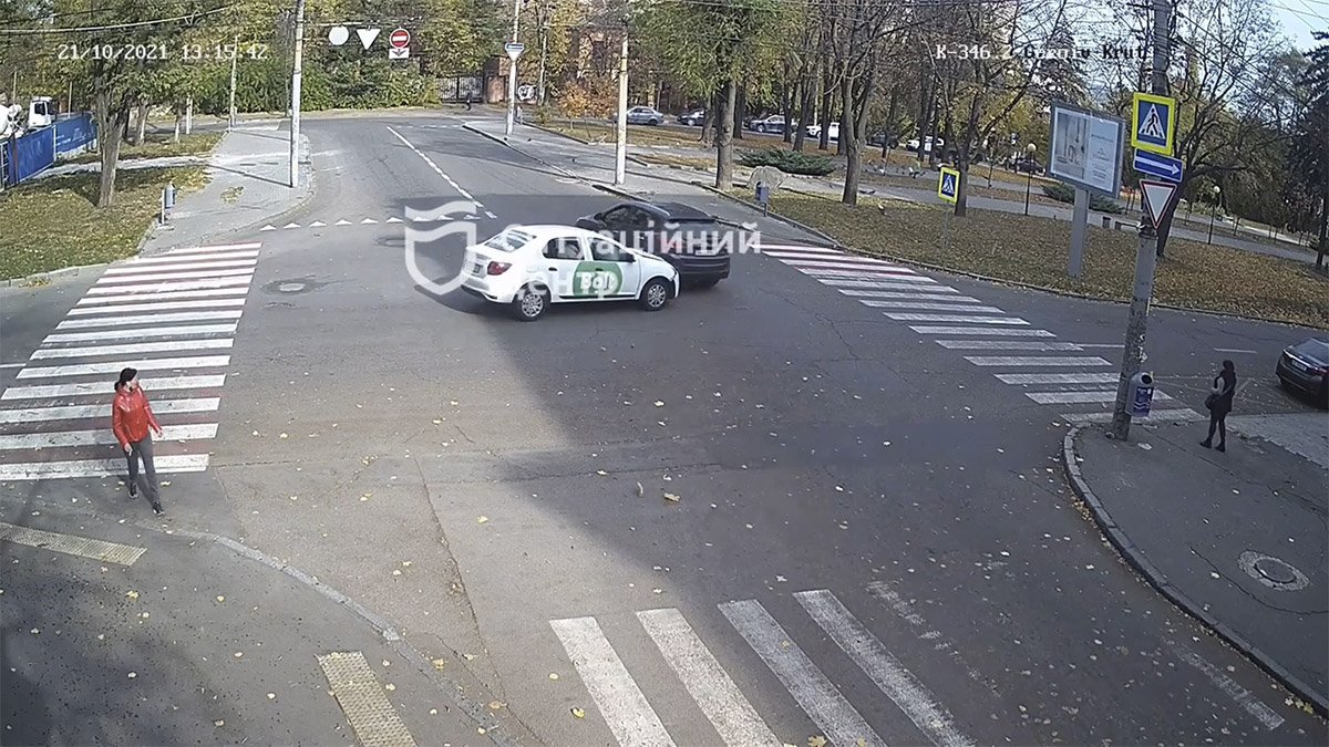 В Днепре на проспекте Яворницкого столкнулись Hyundai и Renault службы Bolt: видео момента