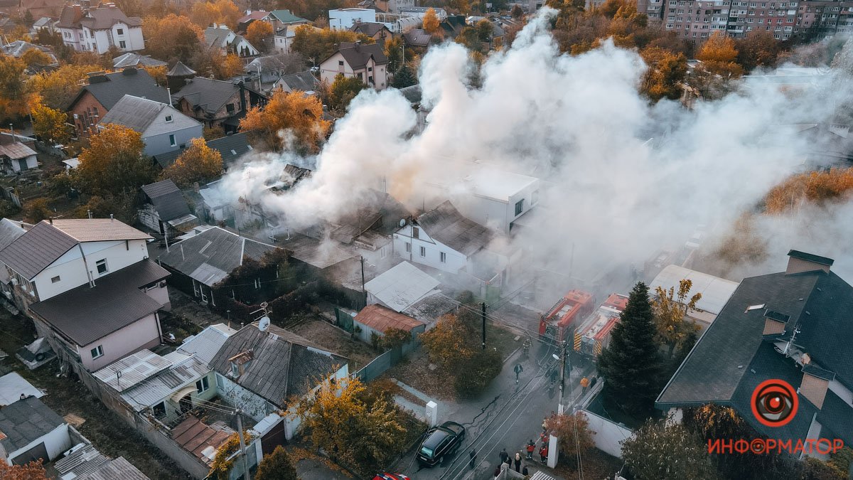 В Днепре на Украинской горит дом: на месте работают спасатели, полиция и скорая