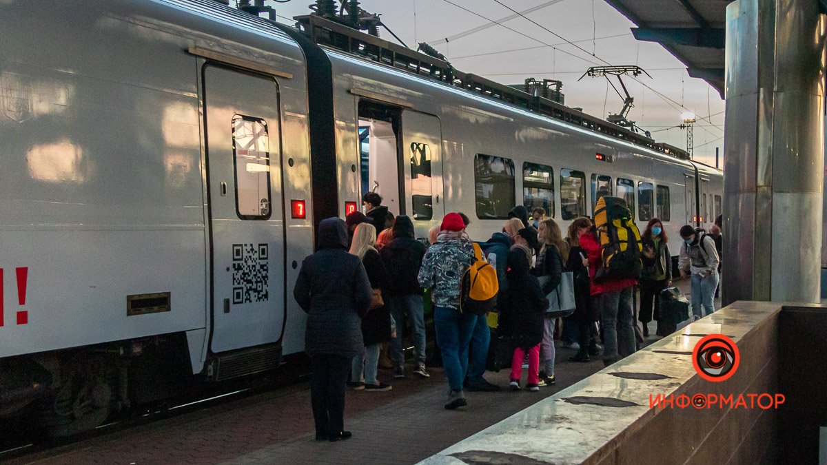 Новые правила поездок на поездах: сколько пассажиров сняли с рейсов за первые сутки