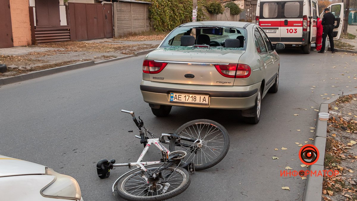 В Днепре на улице Желябова велосипедист въехал в Renault и пробил головой заднее стекло