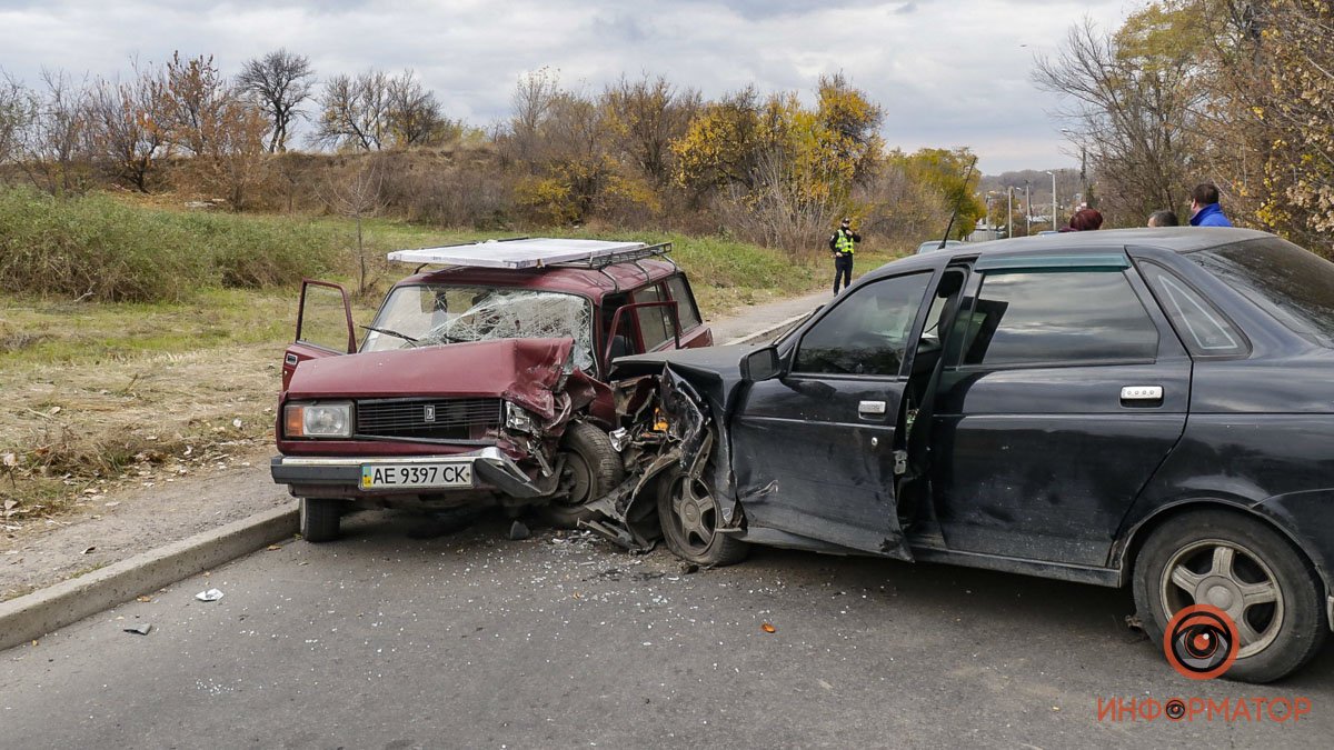 В Днепре на Мукачевской столкнулись ВАЗ и Lada: пострадала женщина