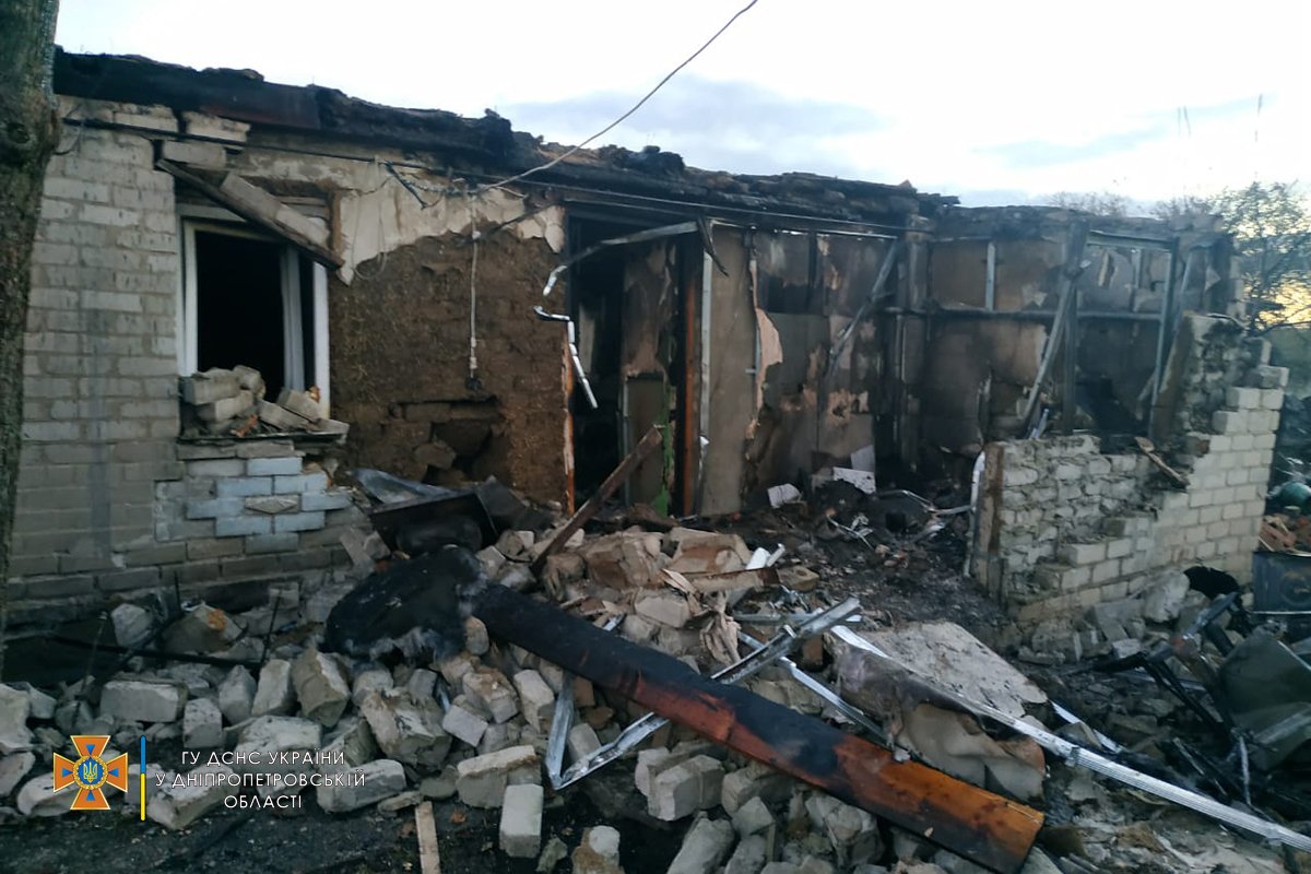 В Днепропетровской области спасатели больше 2-х часов тушили пожар в частном доме