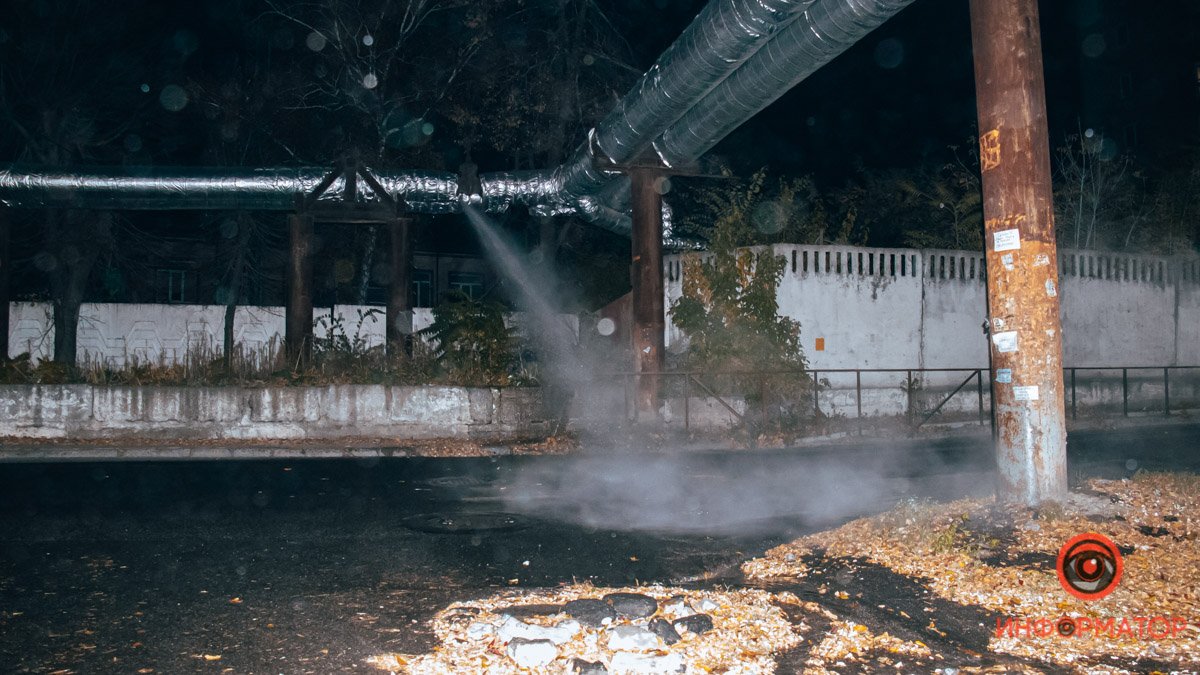 В Днепре на Полигонной прорвало теплотрассу: фонтан воды залил проезжую часть