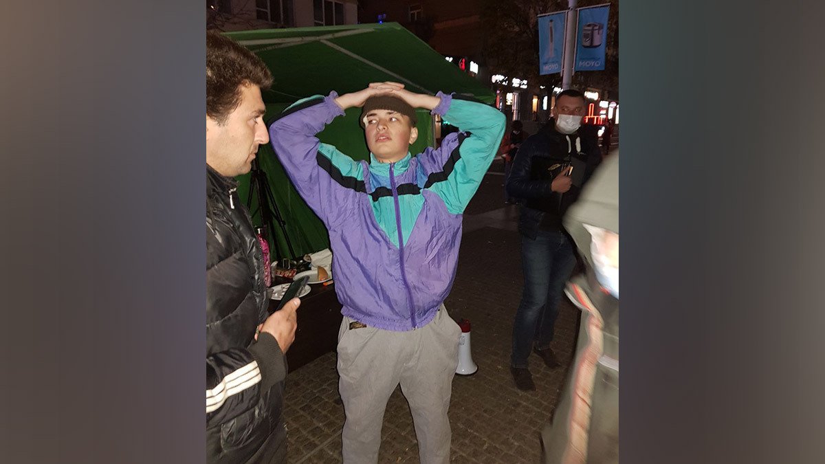 Блогер из Днепра раздавал на Европейской площади еду, напитки и спиртное: на место вызвали полицию