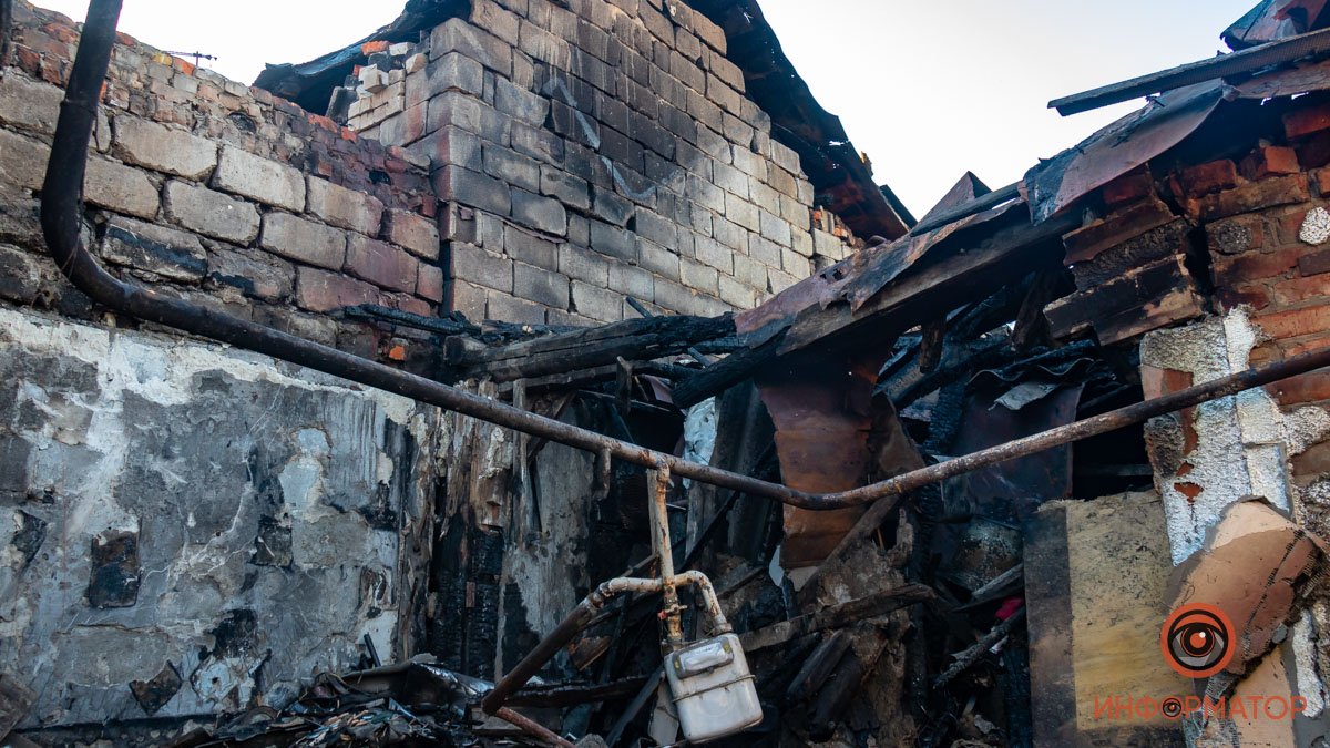 В Днепре на улице Украинской сгорел дом: жильцам нужна помощь