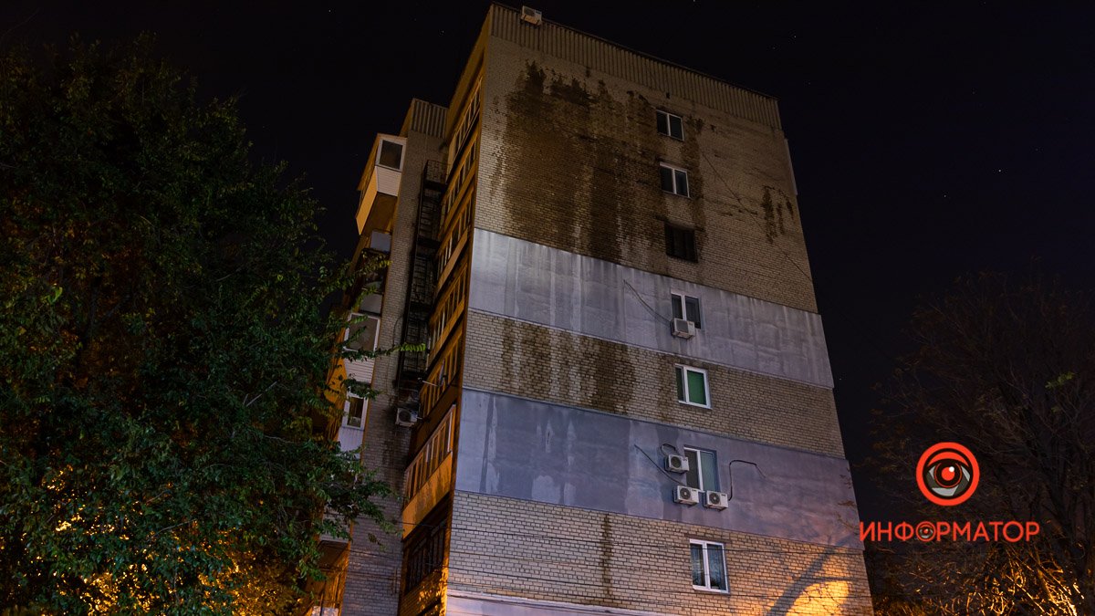 В Днепре на Антоновича лопнула труба на чердаке дома: затопило квартиры и подъезд
