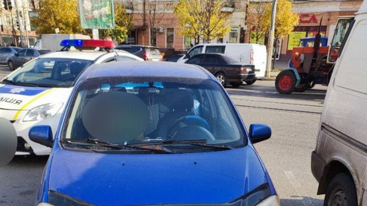 Усадили в машину и пытались забрать удостоверение: в Днепре напали на инспектора по парковке