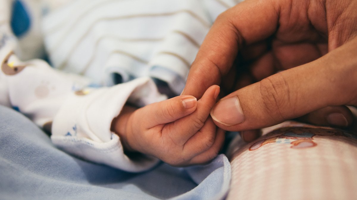 В Днепре в больнице Мечникова женщина с онкологией и коронавирусом родила недоношенную девочку: мама в реанимации