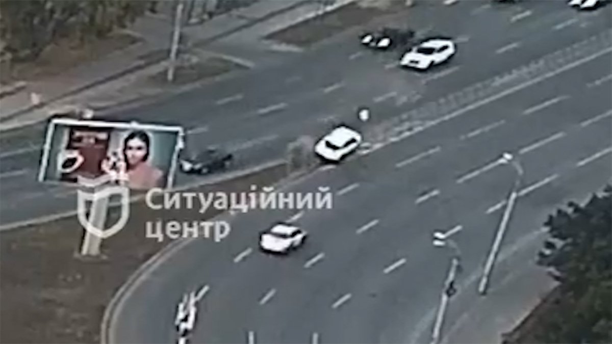 В Днепре на Набережной Победы нетрезвый водитель Kia врезался в отбойник: видео момента