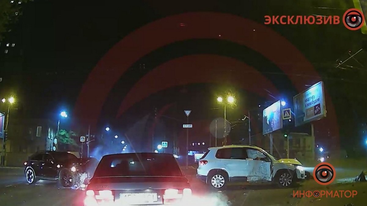 В Днепре на проспекте Поля столкнулись Volkswagen и Infinity: видео с регистратора