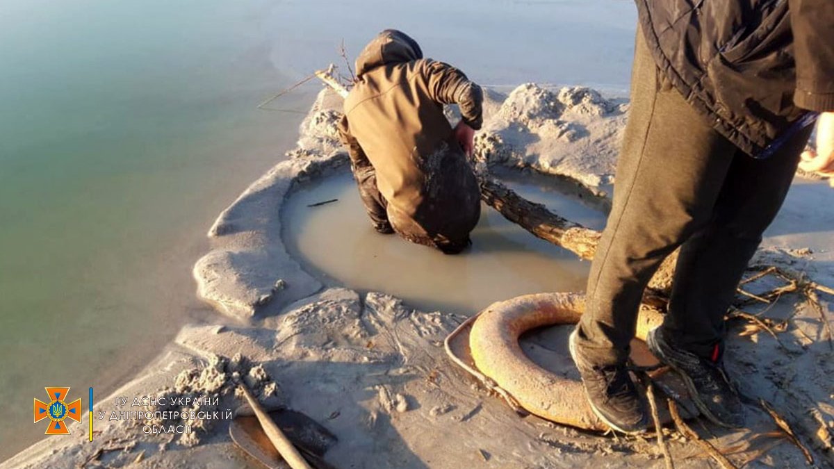 В Днепропетровской области 17-летнего парня по пояс засосало в песок на берегу карьера: пришлось вызывать спасателей