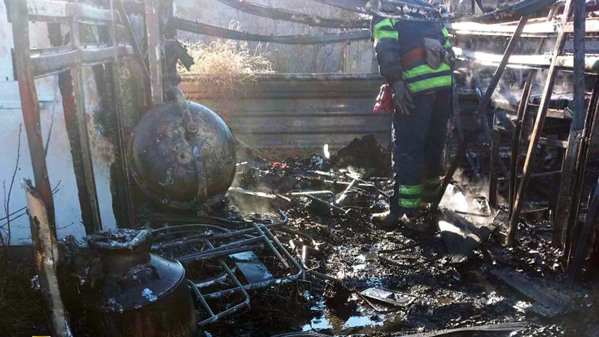 В Старых Кодаках горел металлический вагончик: внутри нашли тело 34-летнего мужчины