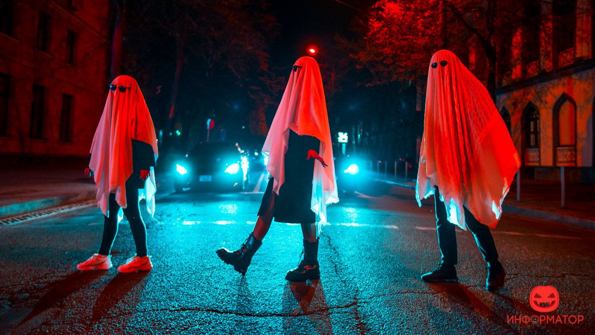 В центре Днепра три беснующихся привидения танцевали ламбаду, катались на самокатах, кошмарили людей и украли оператора