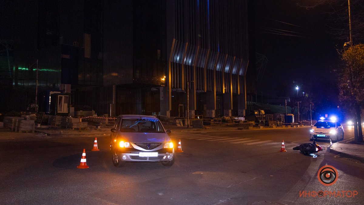 Возле "Днепр-Арены" скутерист врезался в Dacia службы такси: пострадал мужчина
