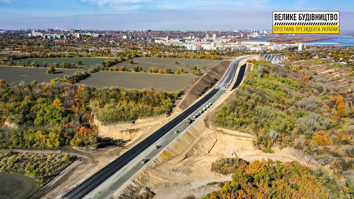 Готовность Южной объездной Днепра 90%: строители асфальтируют последние участки новой дороги